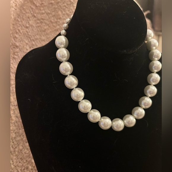 Pearl necklace and earrings set - Picture 3 of 12